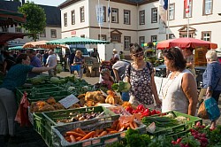Wochenmarkt vor dem Simmerner Schloss